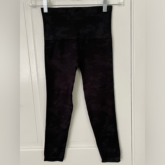 Spanx Look At Me Now Seamless Black Grey Camo Leggings Size Medium Athleisure - Picture 3 of 13